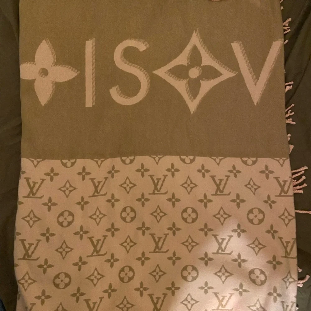 Luxury Monogram scarf - Picture 5 of 5